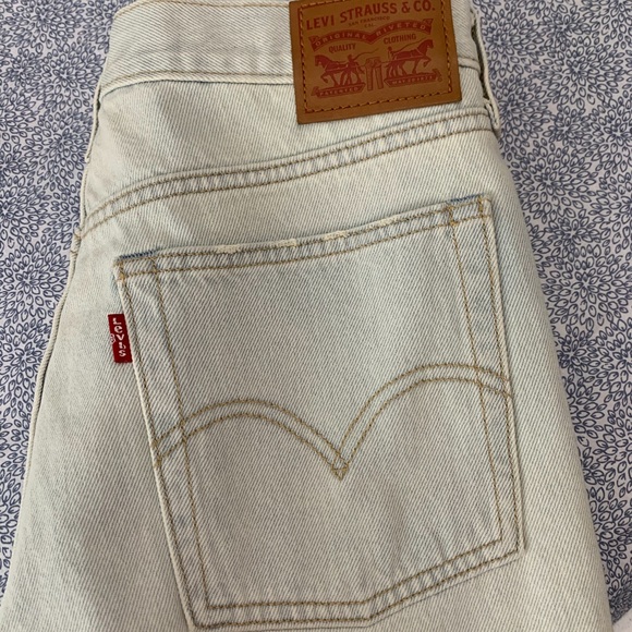 High rise Levi’s shorts 29 - Picture 8 of 9
